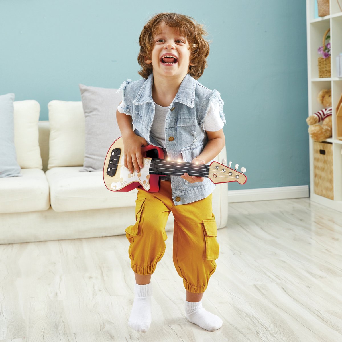 Hape lysende læder ukulele rød - legetøjsmusikinstrument til børn fra 3 år