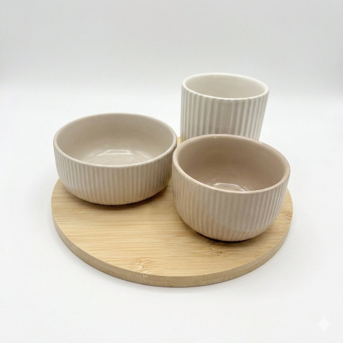Excellent houseware serveerset - tapasplank - met 3 porseleinen snackbakjes op bamboe dienblad 20 cm – dip en sausschaaltjes- 4-delig