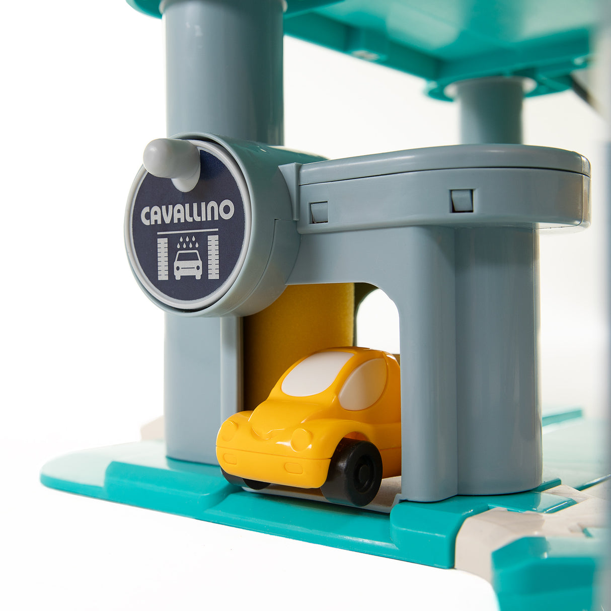 Cavallino parkeringshus med 7 etager og biler