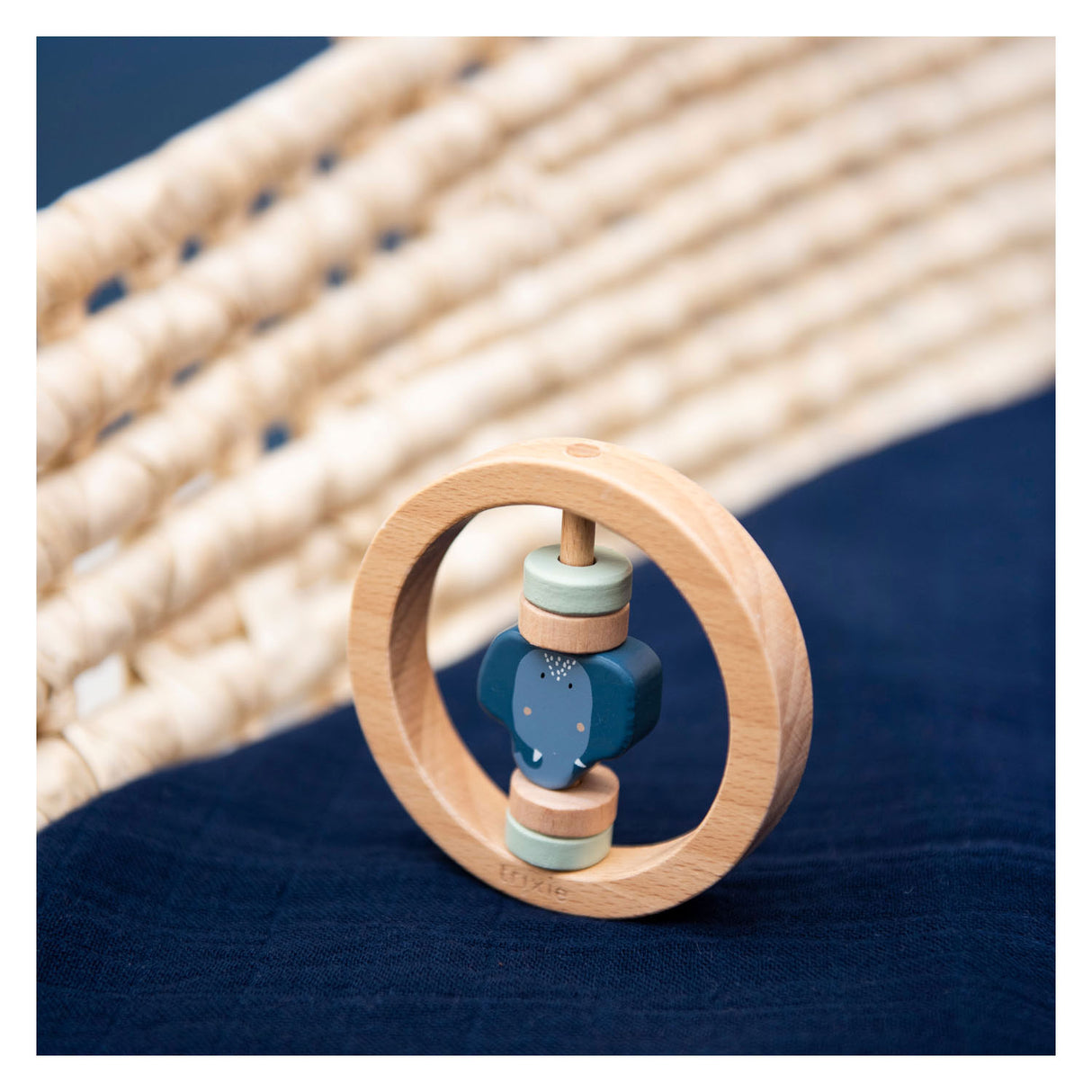 Trixie Wood Rattle omkring fru Elephant