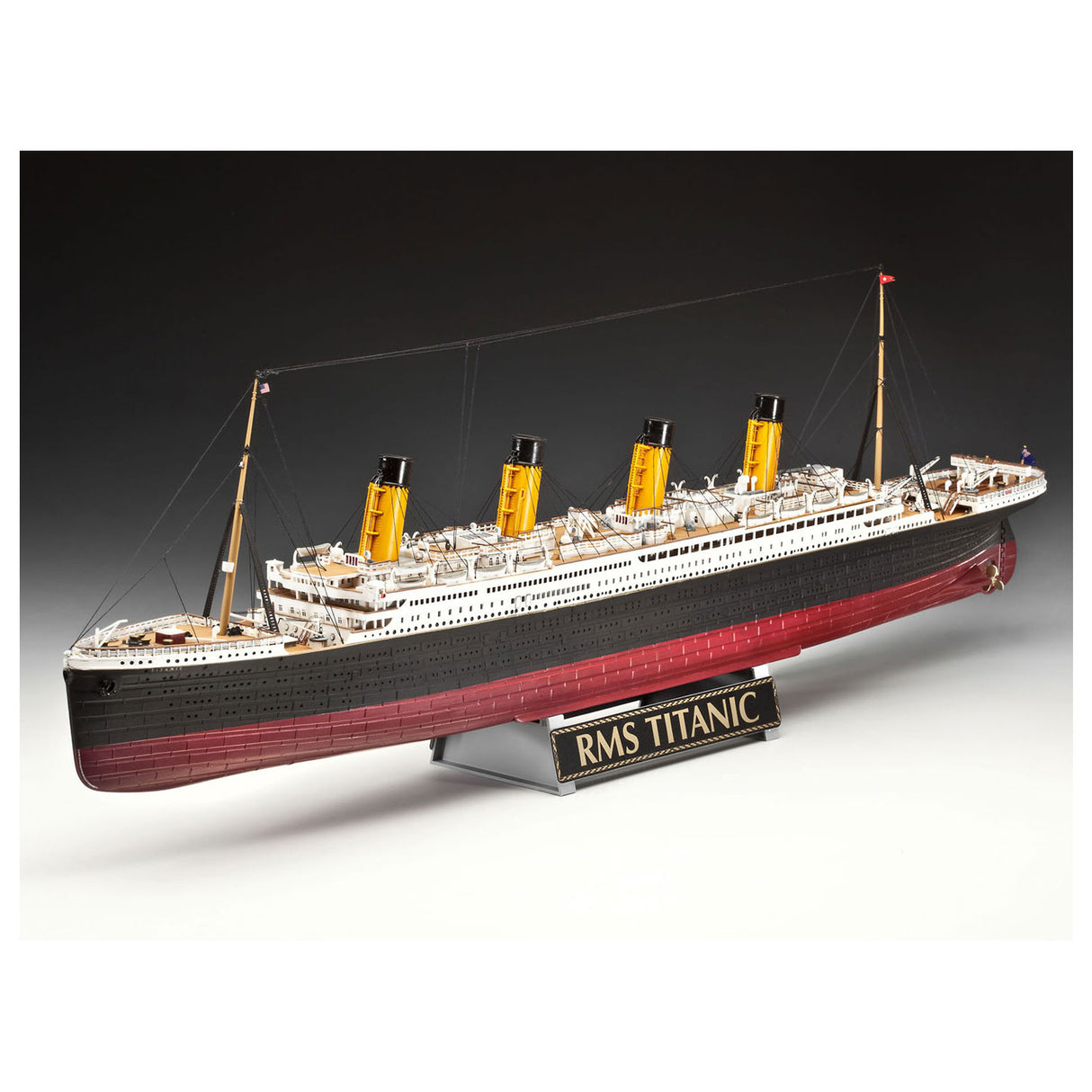 Revell Gift satte 100 år Titanic