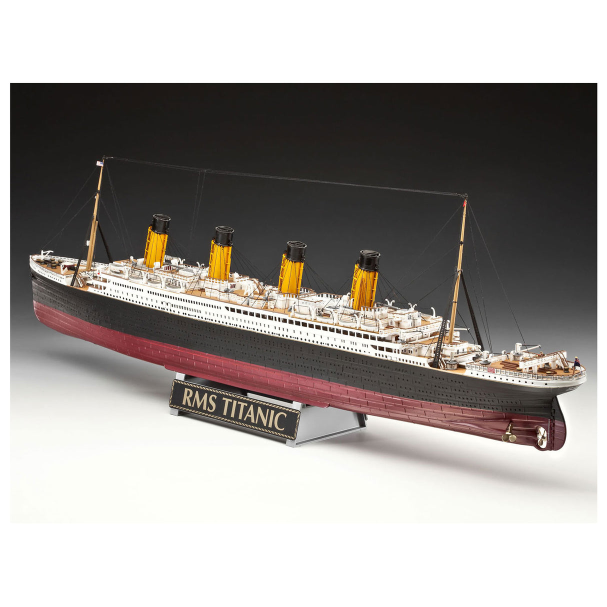 Revell Gift satte 100 år Titanic