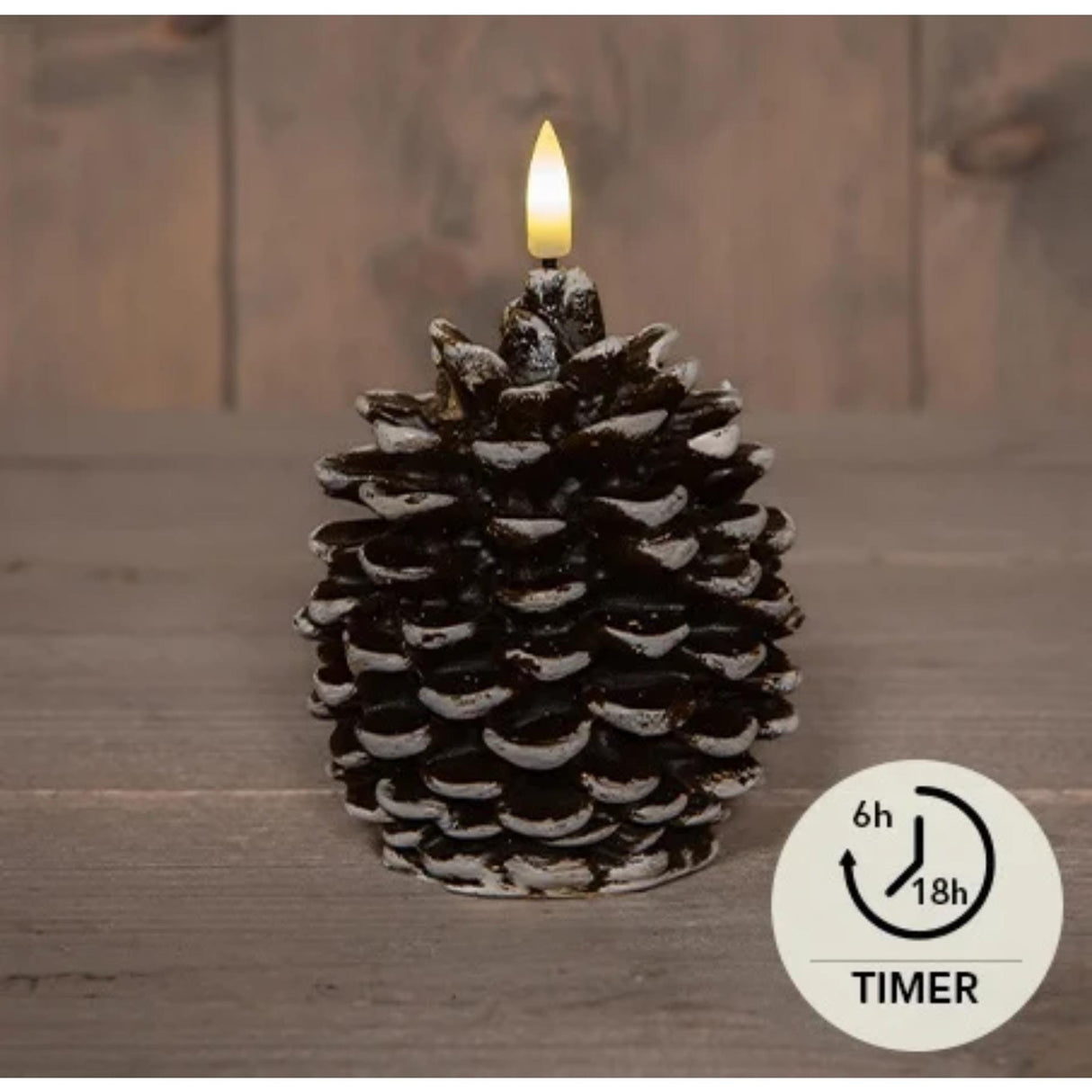 Annas kollektion LED stearinlys fyrrekogle 3D flamme på batteri med timer 8,5x10cm brun