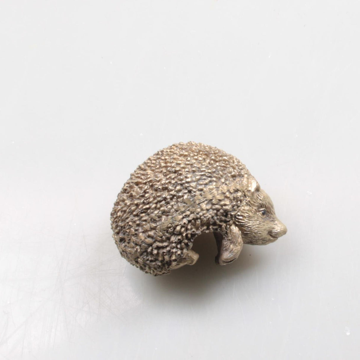 Season inspired decoration pothanger egel goud 7cm pothanger egel goud 7cm