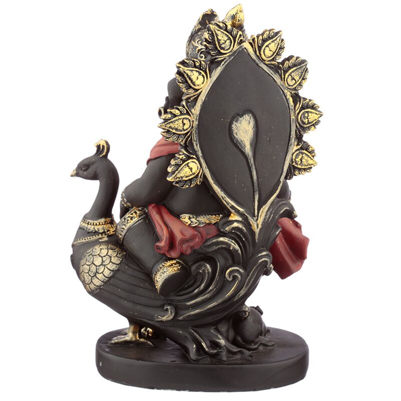 Ganesh statue med pibe og påfuglehane