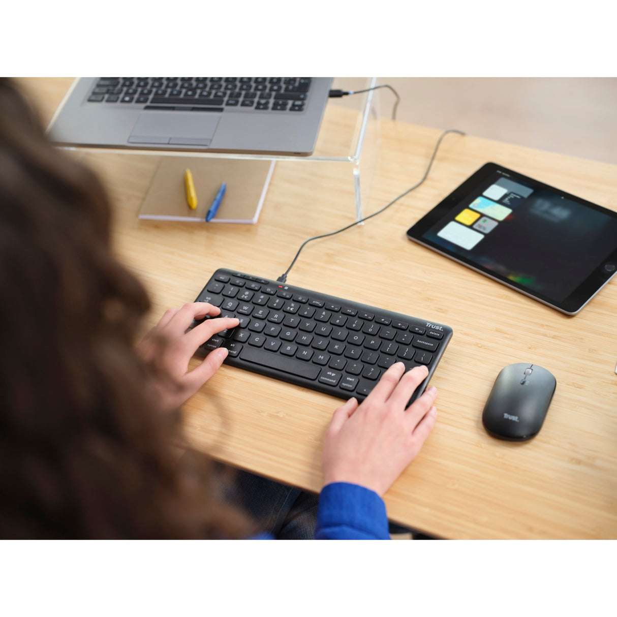 Trust Lyra kompakt trådløst tastatur (sort, amerikansk layout (QWERTY), saksekontakter, 65 %, 2,4 GHz USB, Bluetooth)