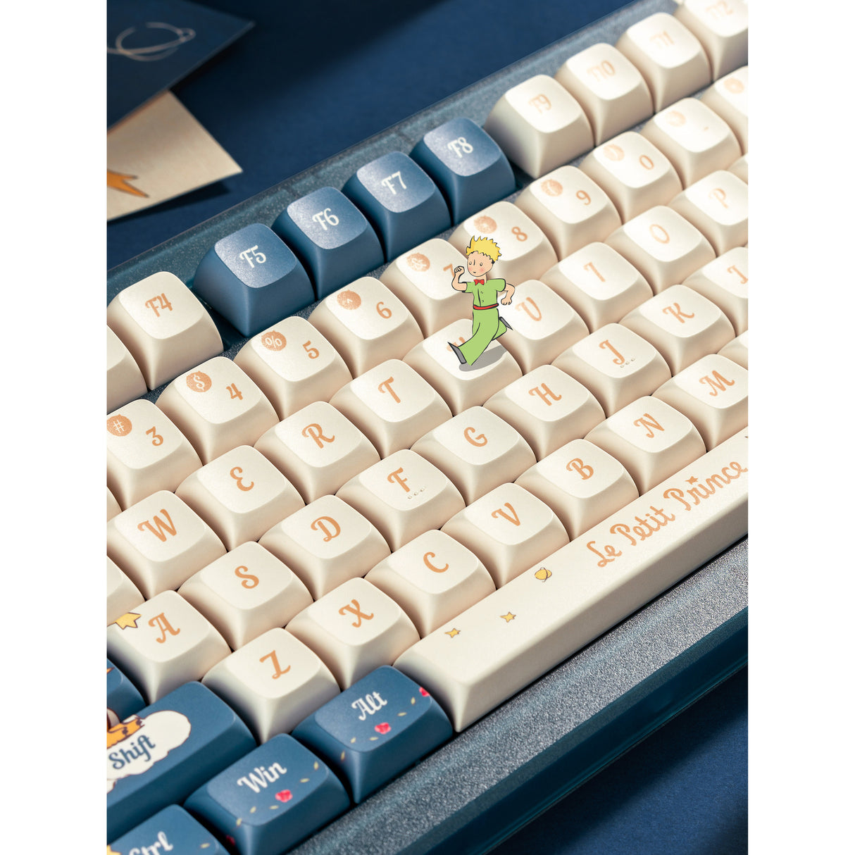 Iqunix zx75 sky støder på trådløst mekanisk tastatur (blåt, us-layout (qwerty), iqunix silent rose, 75%, rgb-lysdioder, hot-swappable, double-shot pbt, 2,4ghz | bluetooth 5.1 | usb-c)