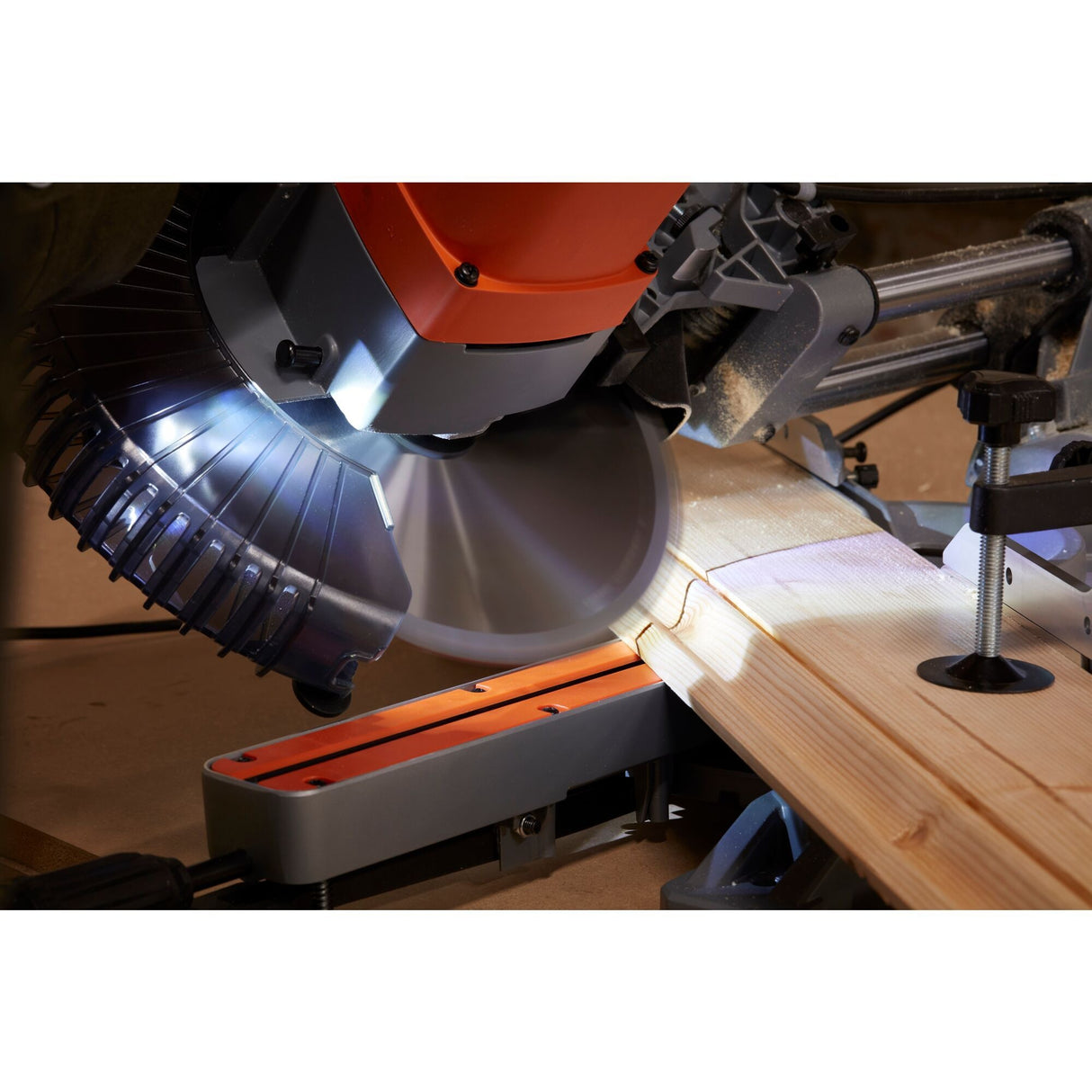 Black+decker 1600w 216mm kap- og geringssav - bes700-qs