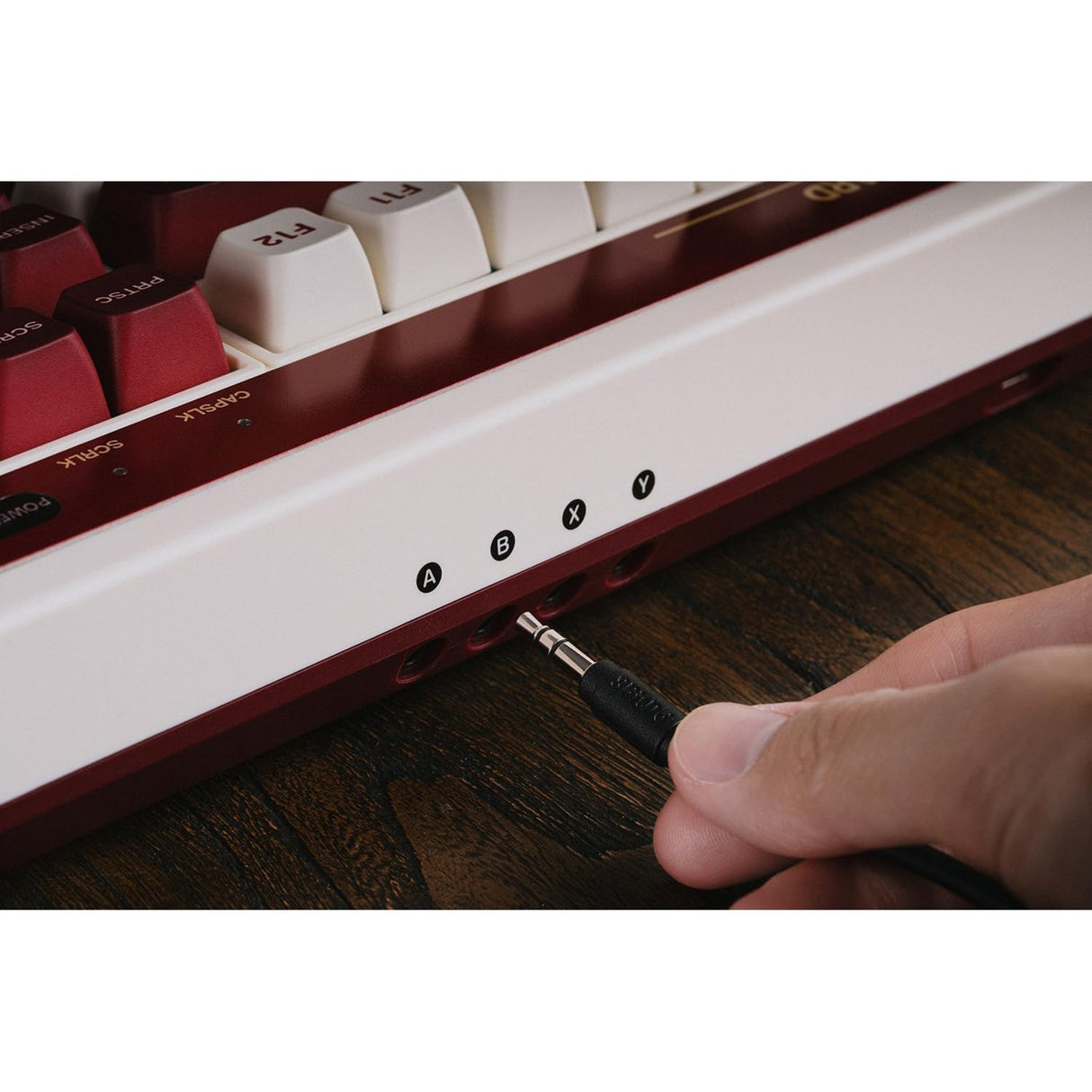 8bitdo retro mekanisk tastatur fami edition (beige, us layout (qwerty), kailh box hvid, 80% (tkl), bluetooth lavenergi, trådløs 2.4g, usb)