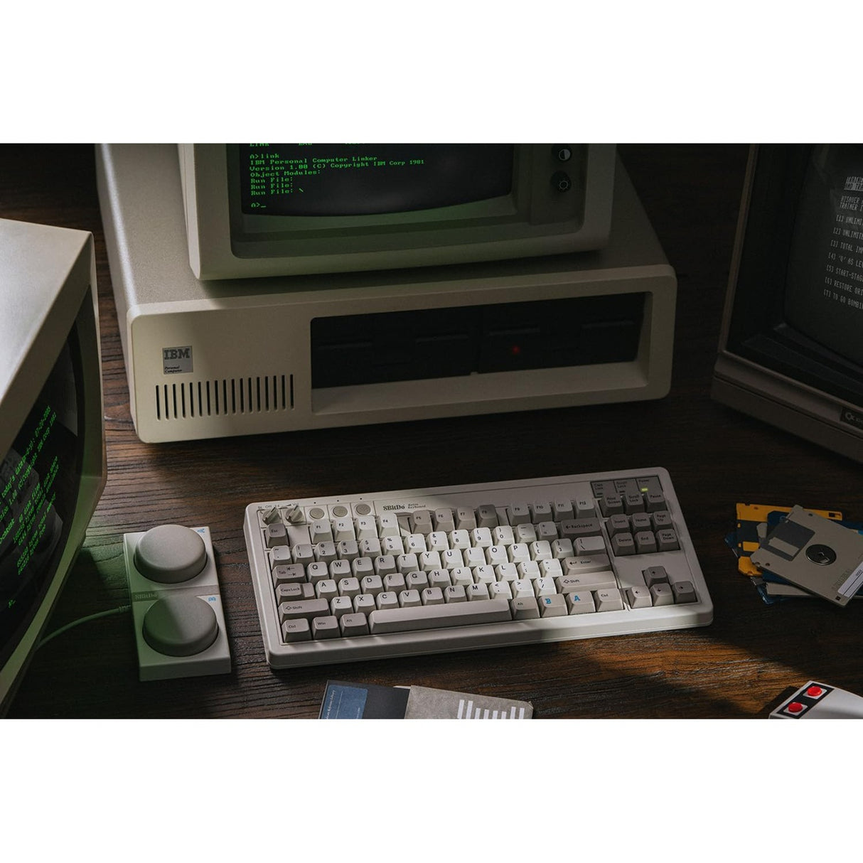 8bitdo retro mekanisk tastatur m udgave (grå, us layout (qwerty), kailh box hvid, 80% (tkl), bluetooth lavenergi, trådløs 2.4g, usb)
