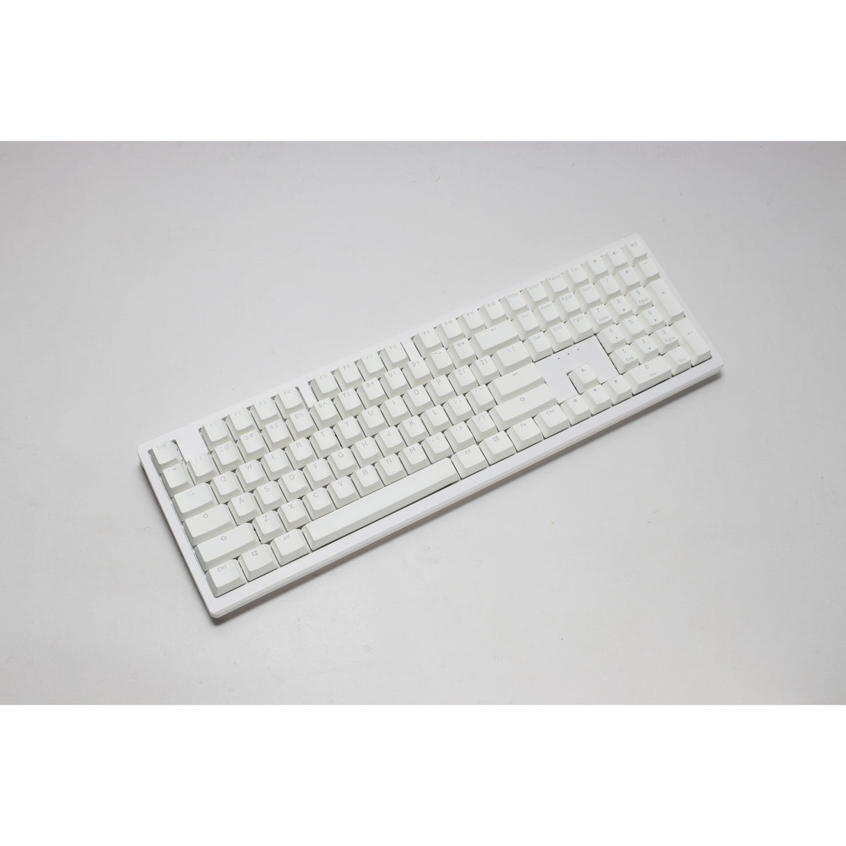 Ducky zero 6108 pure white rgb mekanisk gaming-tastatur (hvid, us-layout (qwerty), cherry mx2a blue, 100%, rgb-lysdioder, double-shot pbt, hot swap, 2,4ghz | bluetooth | usb-c)
