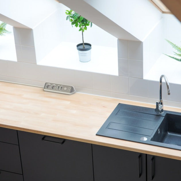 Brennerstuhl ®estilo hjørne tilslutningsboks med USB-opladningsfunktion 4-vejs 2x beskyttelsesstik 2x euro sølv hvid