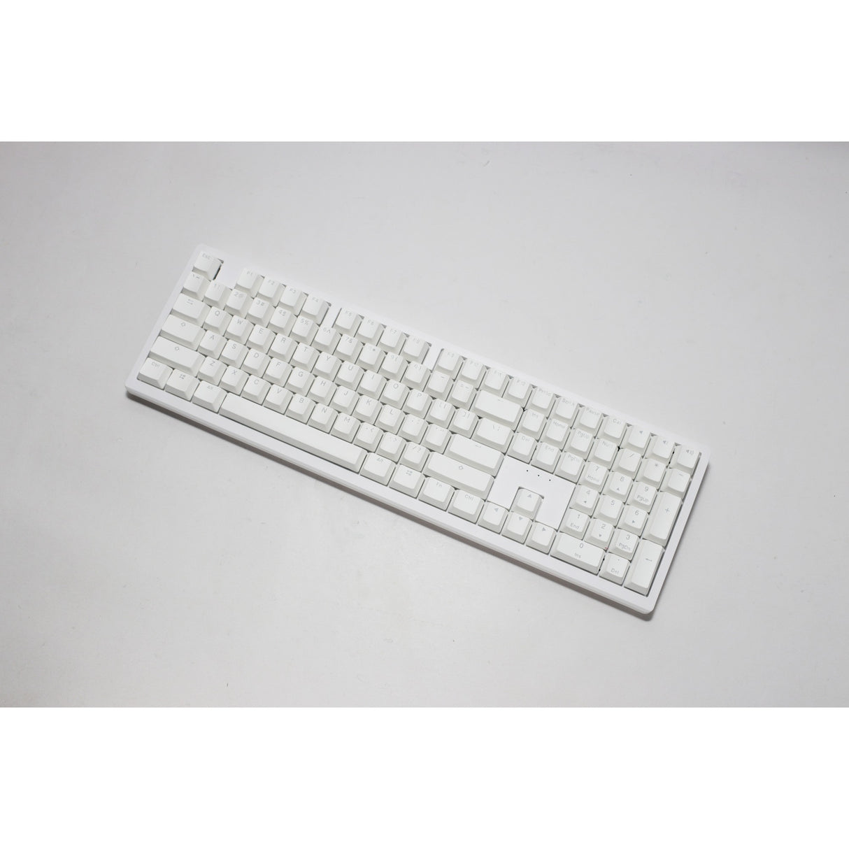 Ducky zero 6108 pure white rgb mekanisk gaming-tastatur (hvid, us-layout (qwerty), cherry mx2a blue, 100%, rgb-lysdioder, double-shot pbt, hot swap, 2,4ghz | bluetooth | usb-c)
