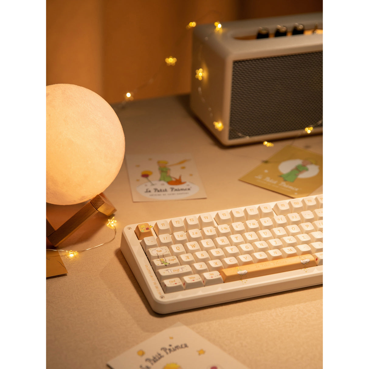 Iqunix zx75 sunset ponder trådløst mekanisk tastatur (lysegul, us-layout (qwerty), iqunix little prince, 75%, rgb-lysdioder, hot-swappable, double-shot pbt, 2,4ghz | bluetooth 5.1 | usb-c)