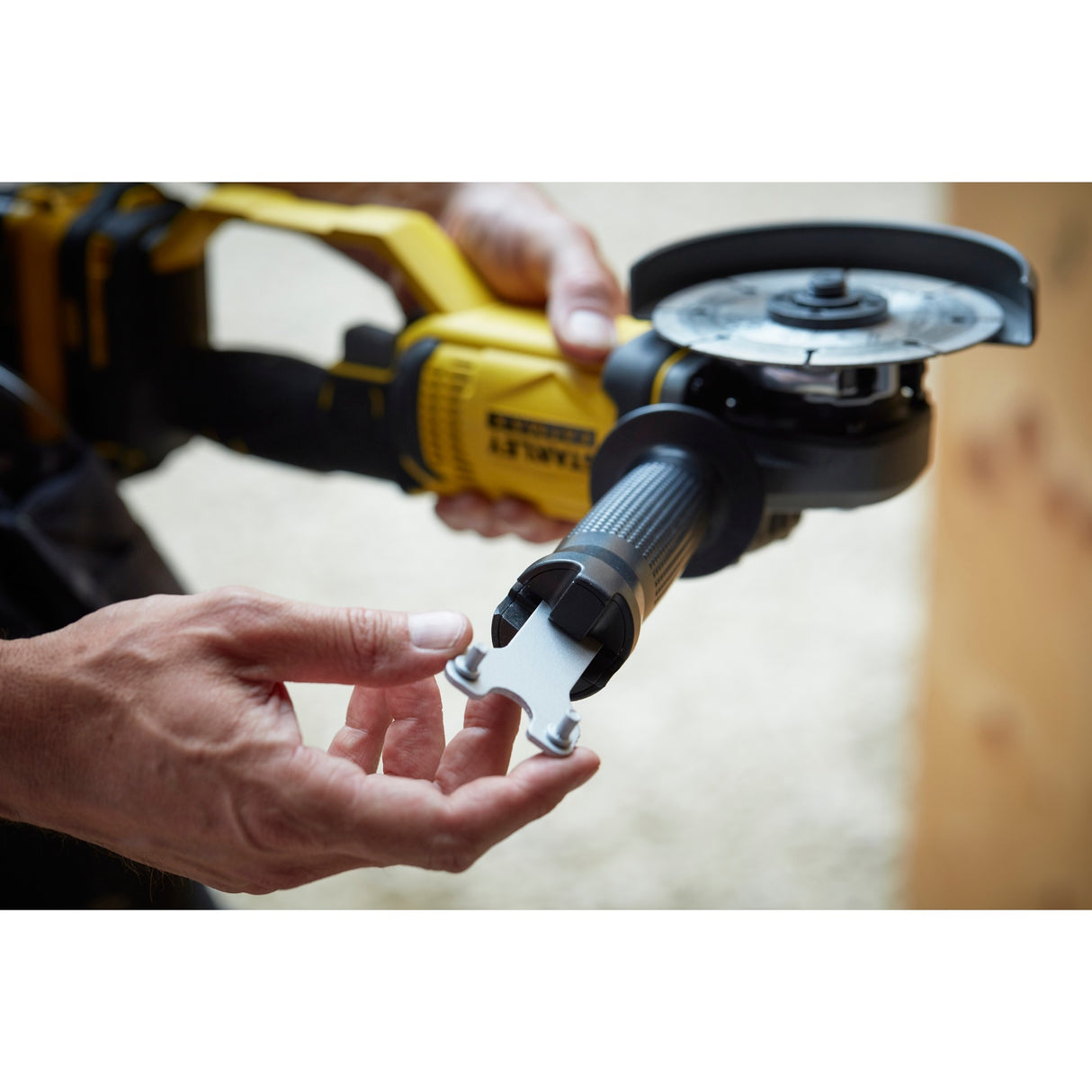 Stanley fatmax v20 18v vinkelsliber (gul sort, kuffert, 2 batterier (4.0ah) og oplader (4a) inkluderet)