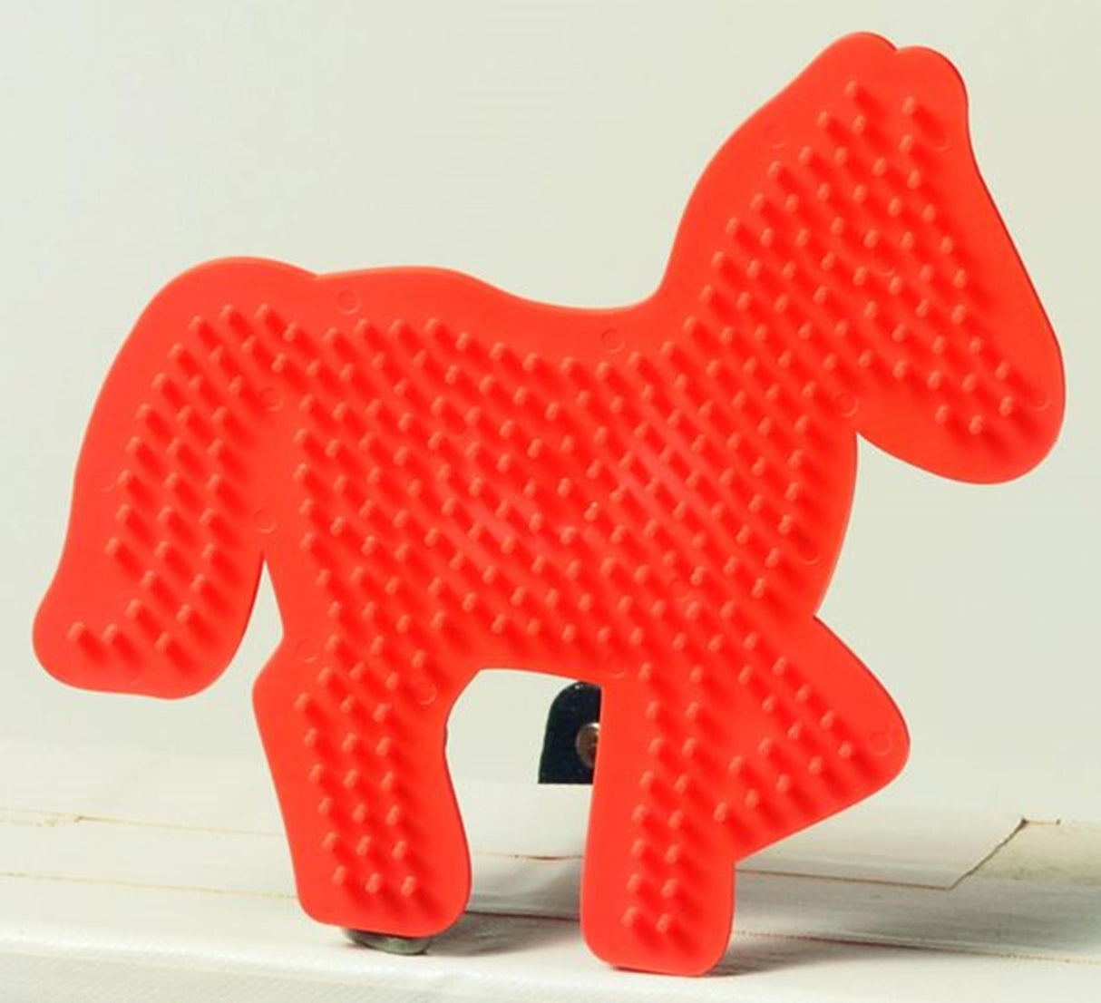 Ses strygeperler bord hest