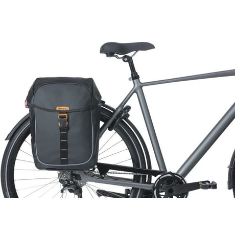 Basil dobbelt cykeltaske miles presenning mik 34 liter 13 x 25 x 37 cm - sort orange