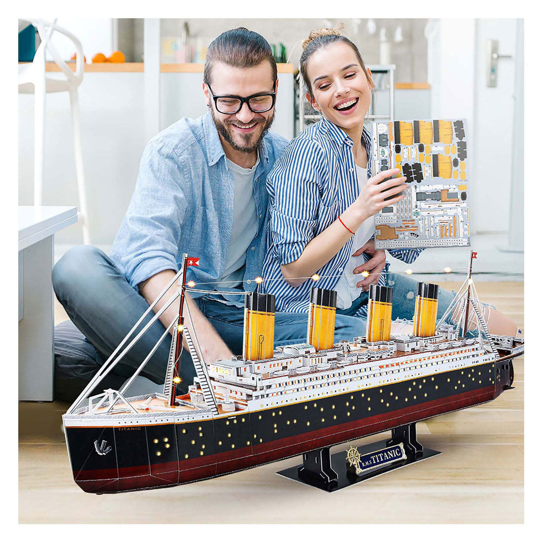 Cubic sjovt 3D puslespil Titanic med LED-belysning - 266 stk.