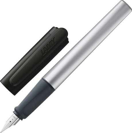 Lamy nexx sort fyldepen - med skridsikkert greb poleret stålspids til venstrehåndede personer (lh) i skrivetykkelse medium - trekantet aluminiumshus - inklusive T 10 blå blækpatron