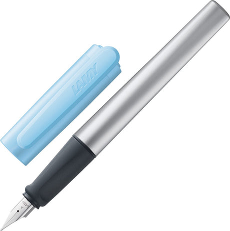 Lamy Nexx Azure fyldepen - med skridsikkert greb, poleret stålspids til venstrehåndede (lh) i skrivebredde m - trekantet aluminiumshus - inklusive T 10 blå blækpatron