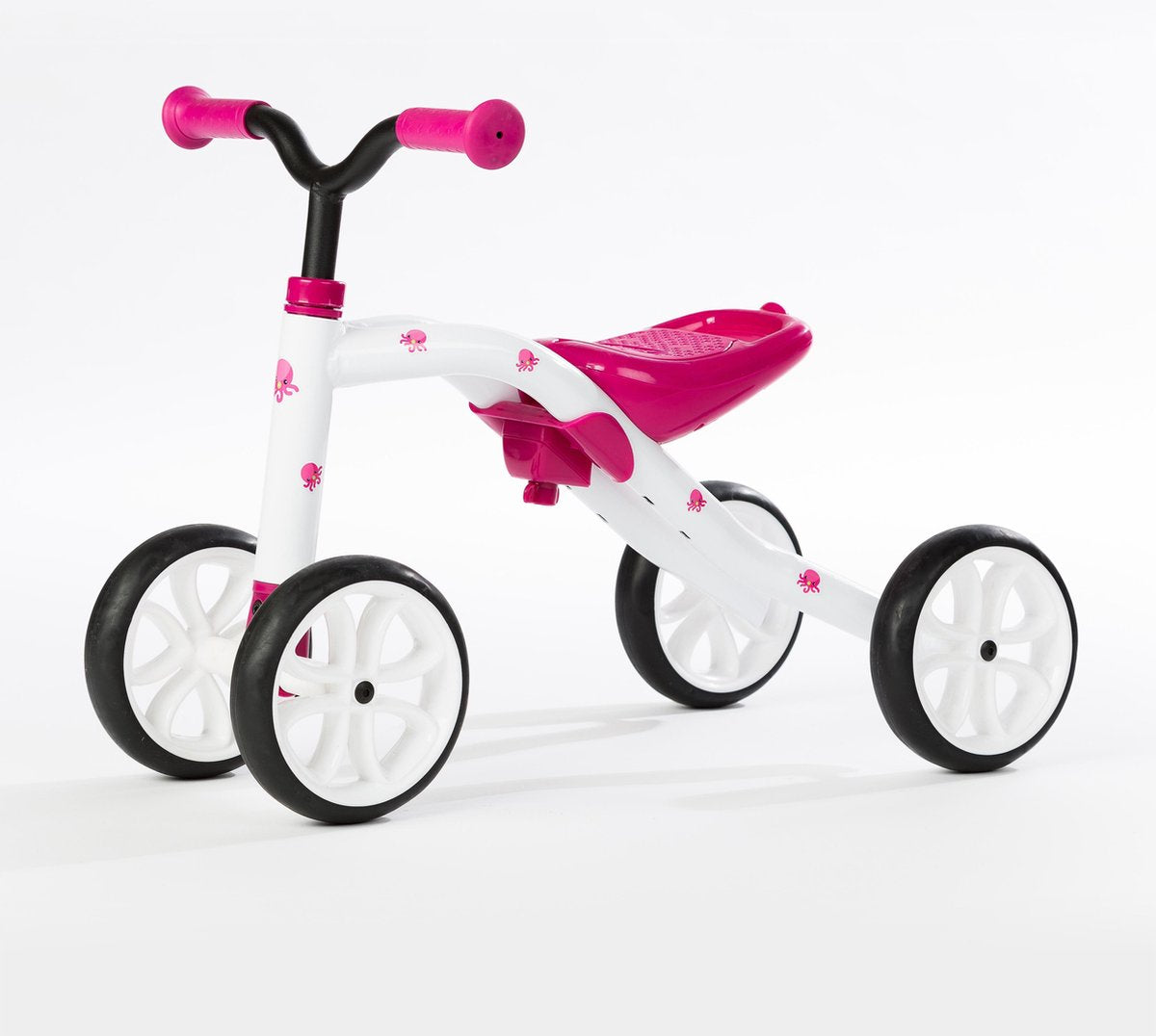 Chillafish balancecykel 1 år til piger - firehjulet balancecykel op til 3 år med opbevaringsrum - pink - letvægts balancecykel med justerbart sæde og bærehåndtag - ekstra stabile - støjsvage skridsikre dæk til indendørs og udendørs - quadie model