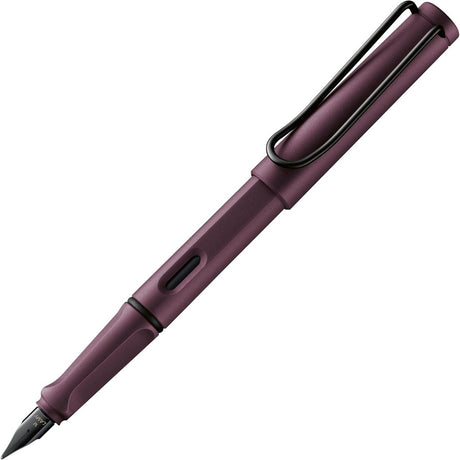 Lamy safari skarlagenrød fyldepen | ergonomisk greb | poleret stålspids f | robust ASA plasthus | inklusive blå t 10 blækpatron | højrehåndet