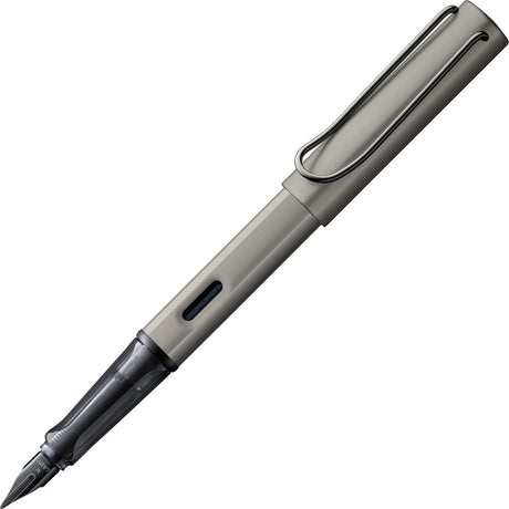 Lamy lx luksus fyldepen 057 lavet af let aluminium i farven ruthenium med ædelmetal finish og blank sort PVD stål spids, inklusive T 10 blækpatron i blå og gaveemballage