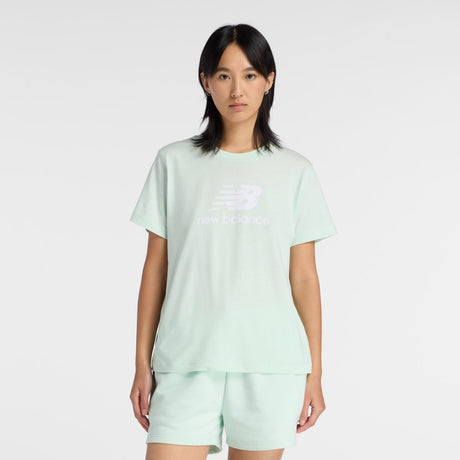 New balance sport essentials jersey logo t-shirt dame t-shirt - kosmisk jade