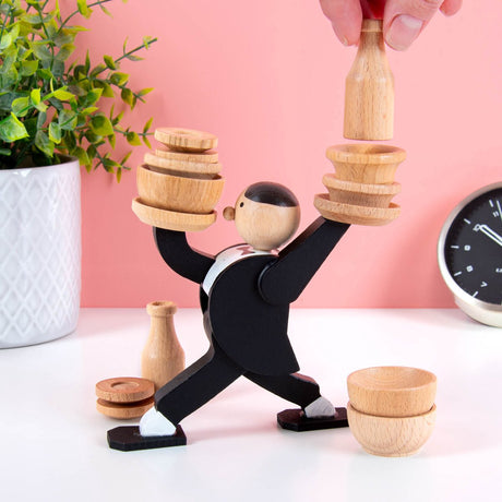 Kikkerland brætspil tip ikke tjeneren - stablespil - lad ikke tjeneren vælte - balancespil - spil - styr balancen - aktivitet - familieleg - sjov for børn fra 6 år