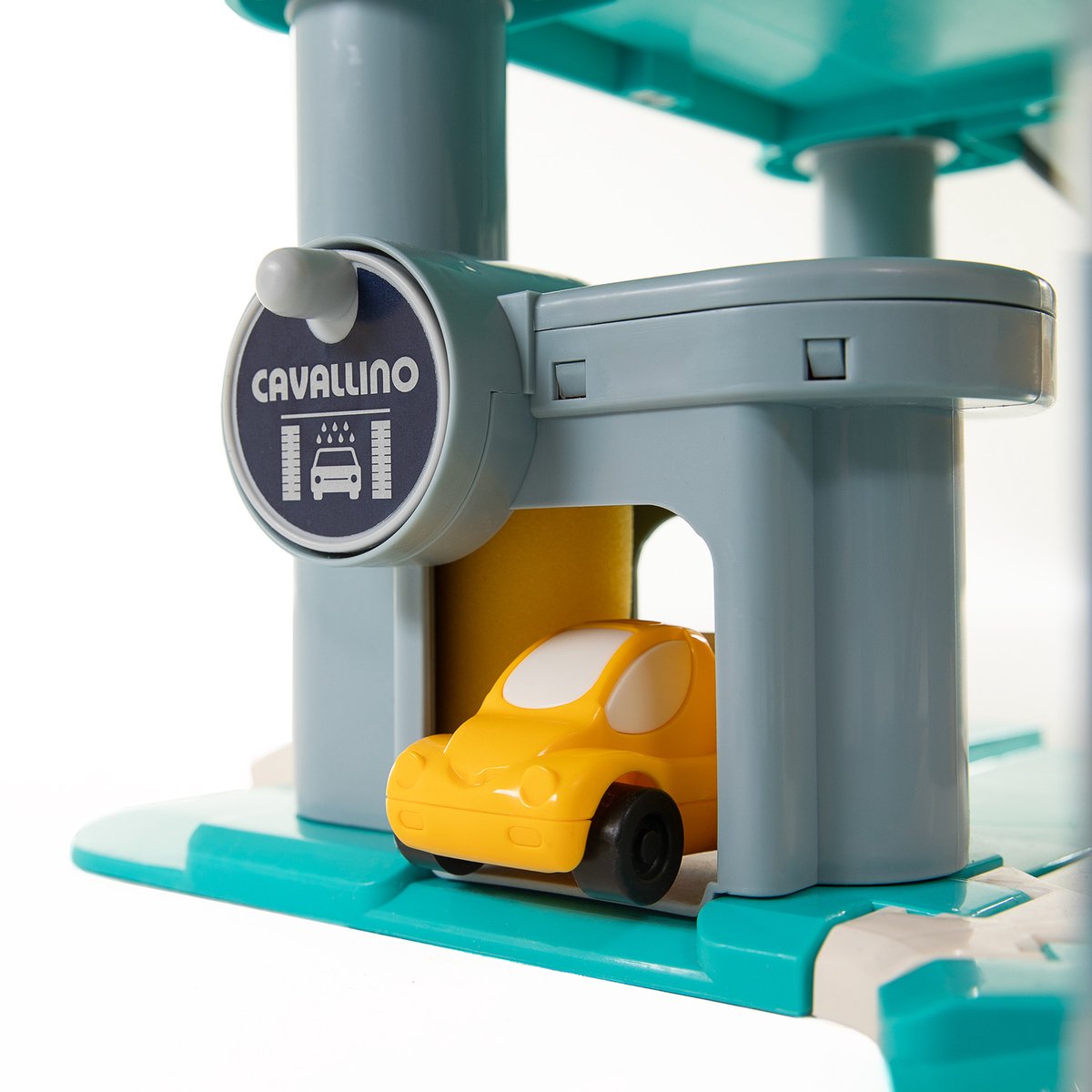 Cavallino parkeringshus med 7 etager og biler