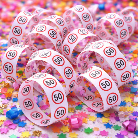 Partytime serpentine print '50' - papirguirlande med trafikskilte print - festdekoration til 50 års fødselsdag - dekoration til fest eller jubilæum - 3840 mm lang - hvid med rød og sort