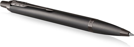 Parker im monokrom kuglepen | blåt blæk | gunmetal finish og detaljer | mellempunkt | gaveemballage