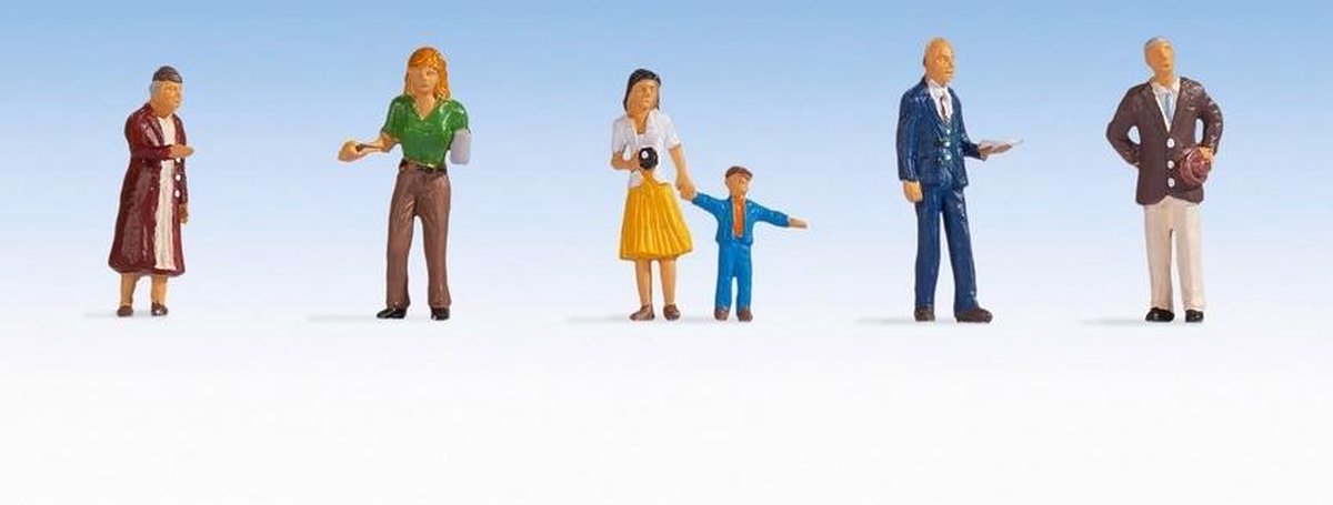 Heller ikke 0015481 h0 forbipasserende. figurer malede, stående