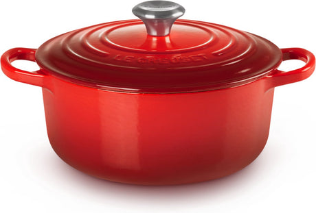 Le Creuset signatur stegepande kirsebærrød – ø 22 cm 3,3 liter – rund støbejernsgryde – i en levende kirsebærrød nuance – til stuvning, stegning eller supper – velegnet til induktion, ovn og opvaskemaskine