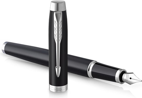 Parker im fyldepen | mat sort med krom finish | medium punkt med blå blækpatron | gaveemballage