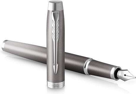 Parker skriver ritualer fyldepen | grå finish med farvegradient og krom detalje | fint punkt | blåt blæk | med gaveæske