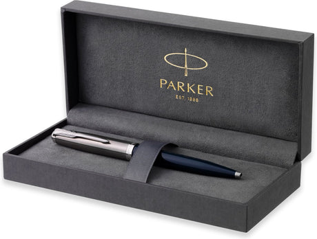 Parker 51 kuglepen | mørkeblåt hus med kromfinish | medium punkt med sort blæk refill | gaveemballage