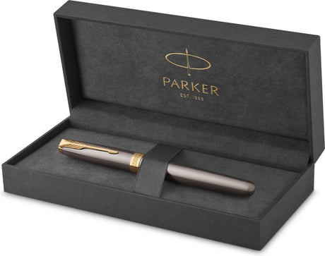 Parker sonnet fyldepen | grå maling med gulddetaljer | medium rustfri stålspids med guldbelægning | blåt blæk | gaveemballage