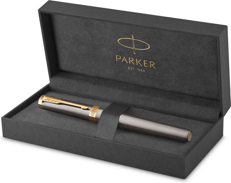Parker opfindsomhed fyldepen | grå maling med gulddetaljer | medium rustfri stålspids med guld PVD-belægning | sort og blå blæk refills | gaveemballage