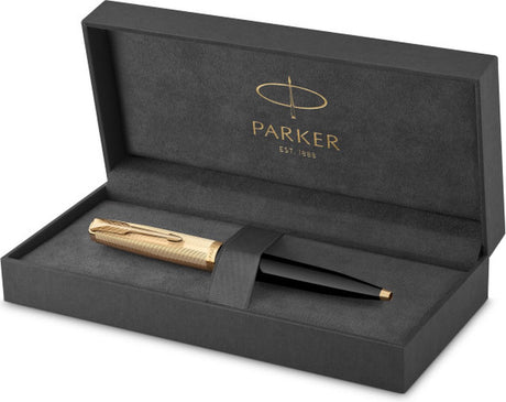 Parker 51 kuglepen | luksuriøst sort hus med guldfarvet finish | medium 18-karat spids med sort blæk refill | gaveindpakning