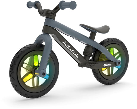 Chillafish balancecykel 2 år med glødende LED hjul - sort - letvægts balancecykel til drenge og piger op til 5 år med fodstøtte, fodbremse og justerbar sadel - med 12 gummiskinddæk for ekstra greb - ingen batterier påkrævet - model bmxie glow 2