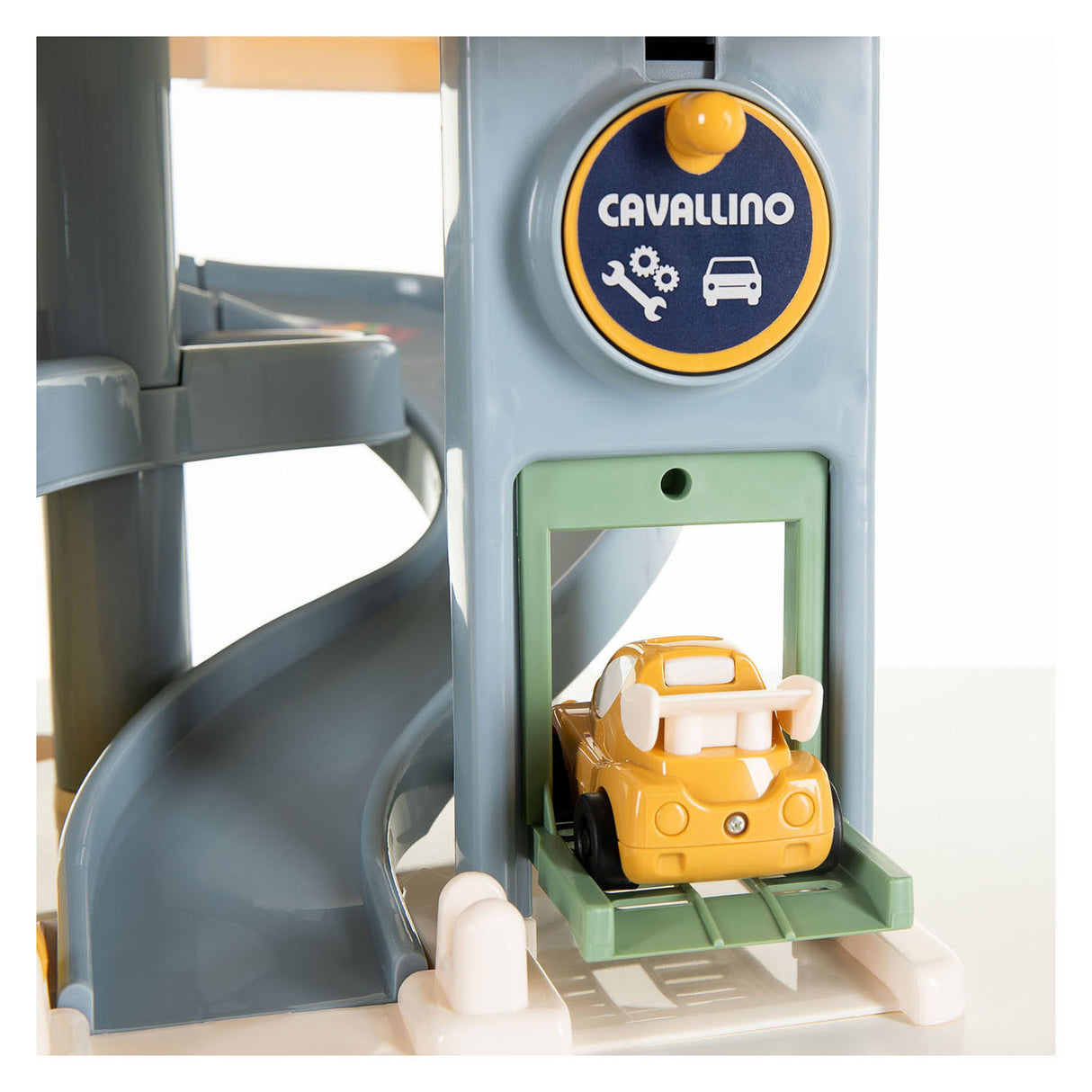 Cavallino luksusgarage med biler i pastelfarver