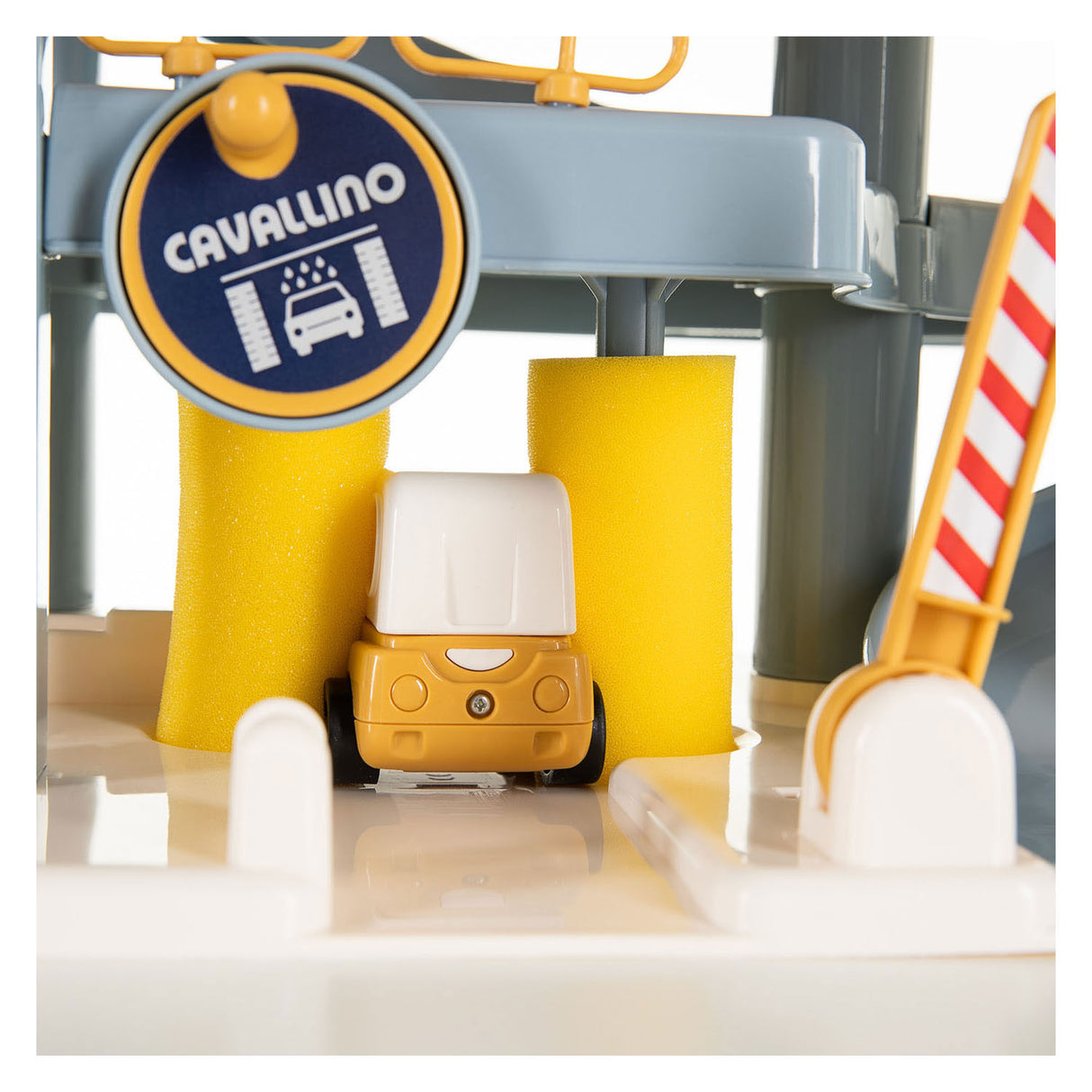 Cavallino luksusgarage med biler i pastelfarver