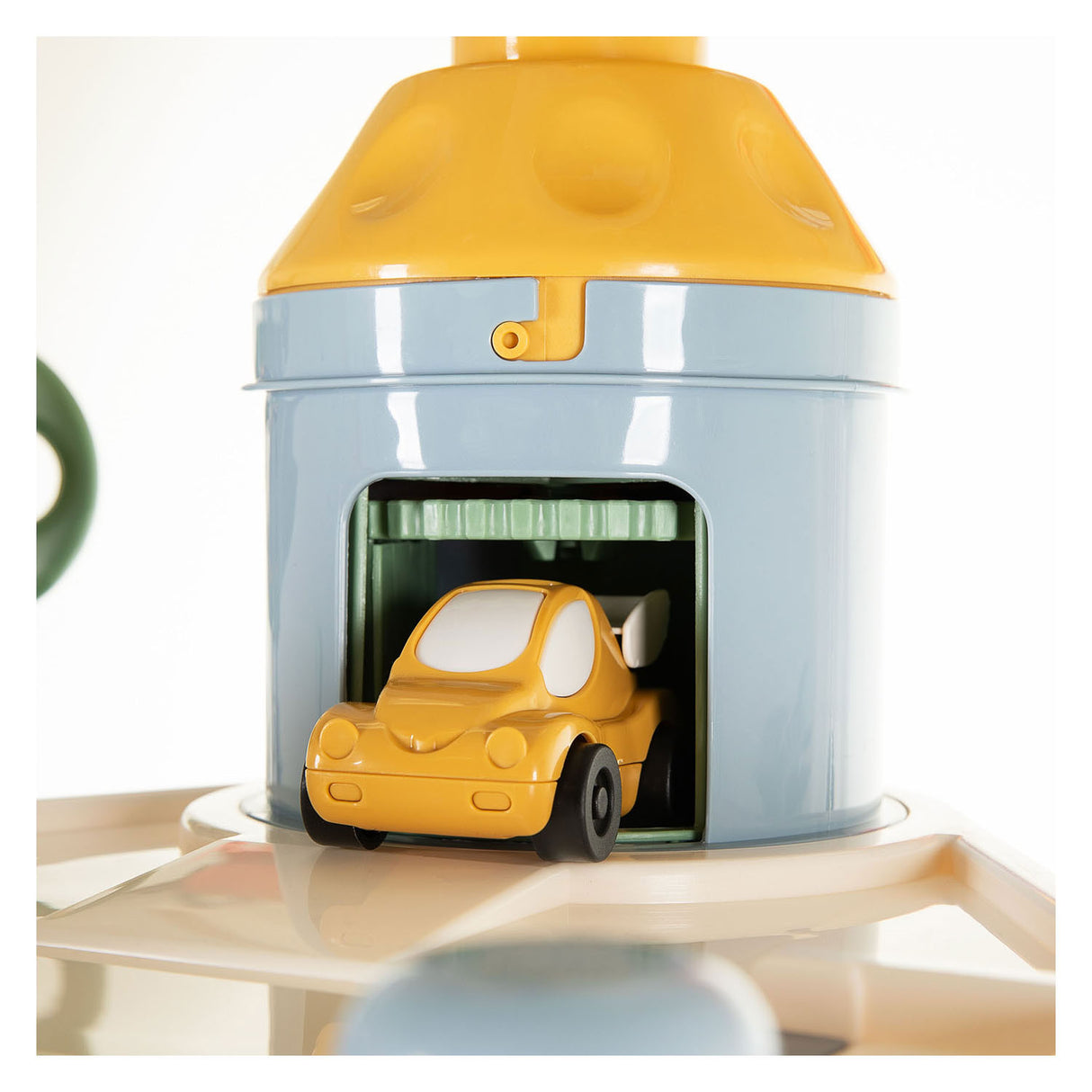Cavallino garagetårn med 7 etager og biler i pastelfarver