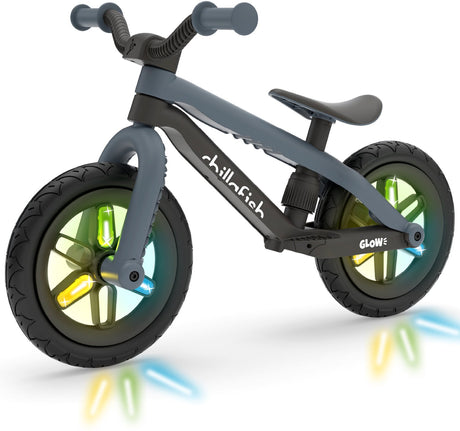 Chillafish balancecykel 2 år med glødende LED hjul - sort - letvægts balancecykel til drenge og piger op til 5 år med fodstøtte, fodbremse og justerbar sadel - med 12 gummiskinddæk for ekstra greb - ingen batterier påkrævet - model bmxie glow 2