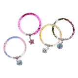 Kreativ håndværksgruppe, der fremstiller glitter vandarmbånd