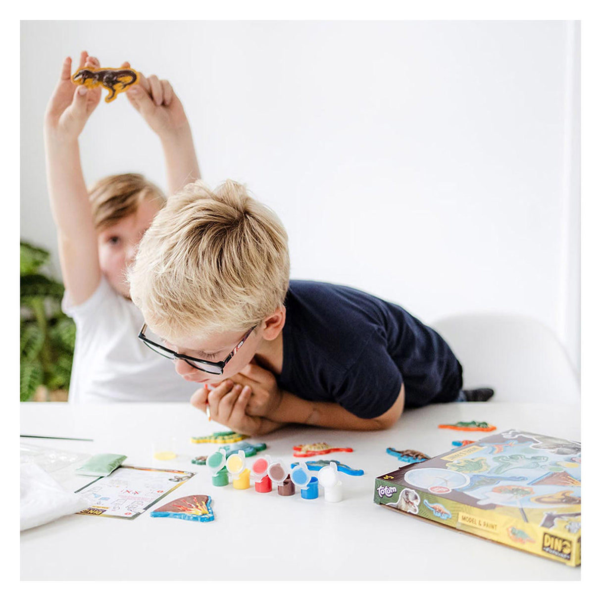 Totum dinosaur junior håndværkssæt gips og malingssæt dino forever model maling inklusive gips, 6 malingsfarver - gavetip til drenge