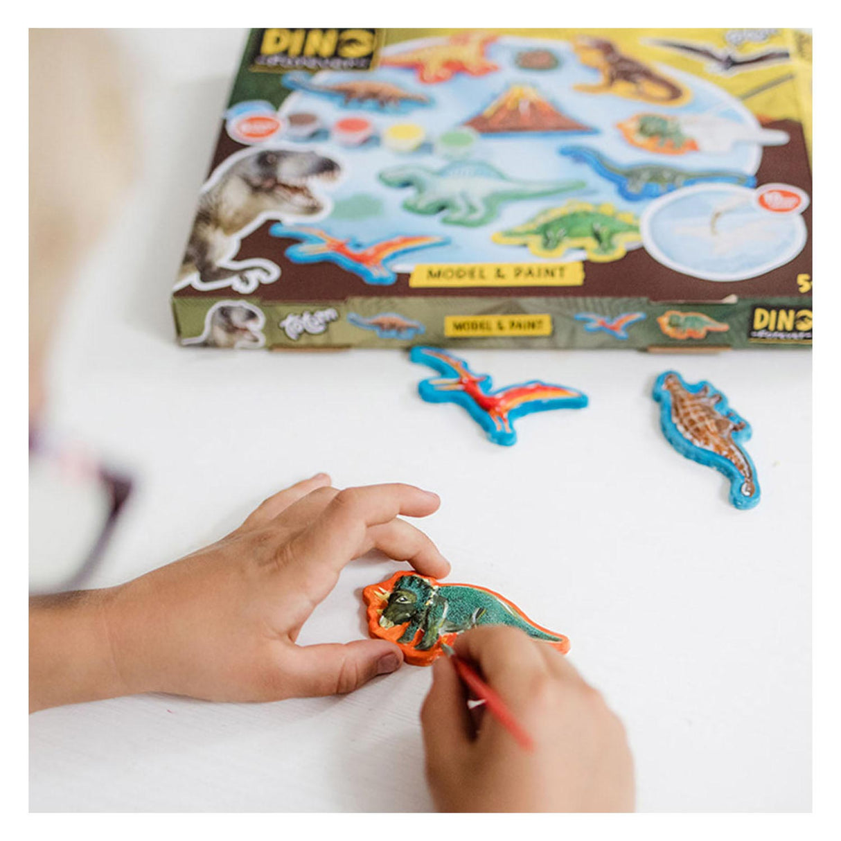 Totum dinosaur junior håndværkssæt gips og malingssæt dino forever model maling inklusive gips, 6 malingsfarver - gavetip til drenge