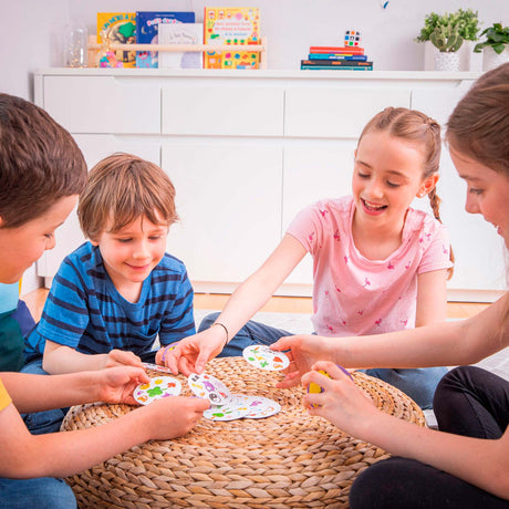 Zygomatic brætspil studio dobble classic - hollandsk kortspil for 2 til 8 spillere - sjovt familiespil fra 6 år - det lynhurtige søgespil for hele familien