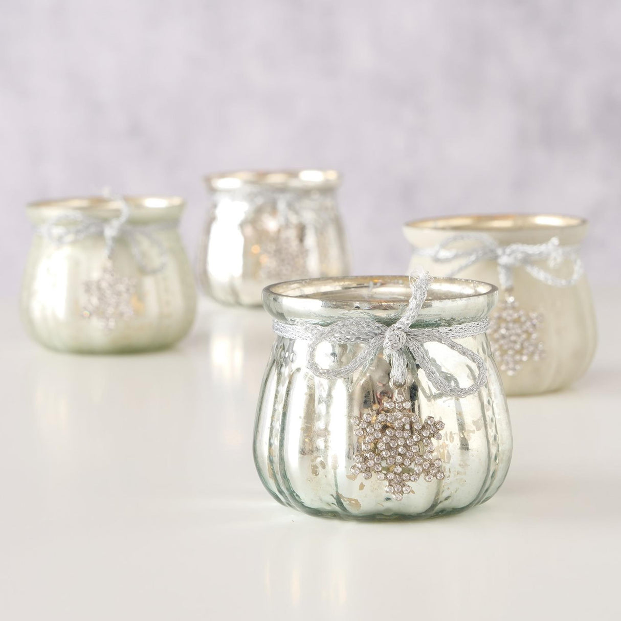 Boltze home fyrfadsstage glas caszina med glitter vedhæng h7,5cm dia8cm sølvbeige